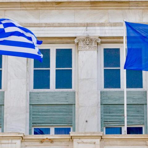 Σημαίες της Ελλάδας και της Ευρωπαϊκής Ένωσης στη Βουλή των Ελλήνων