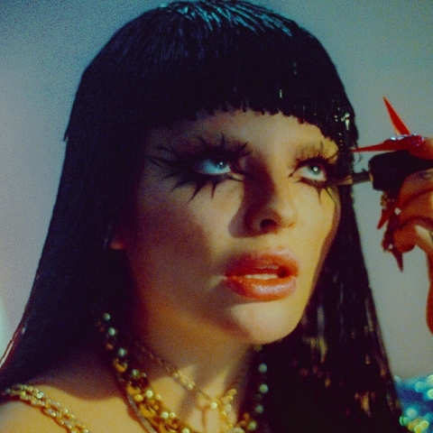 Η Faangs σε στιγμιότυπο από το μουσικό βίντεο του τραγουδιού της, Relapse