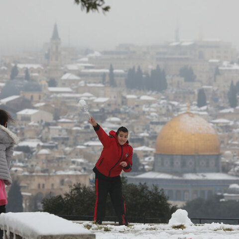 Σπάνια χιονόπτωση στην Ιερουσαλήμ: Παιδιά παίζουν χιονοπόλεμο