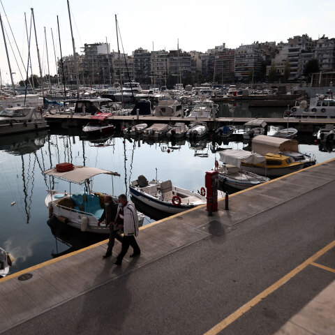 Κορωνοϊός στον Πειραιά - Πολίτες περπατούν σε προβλήτα