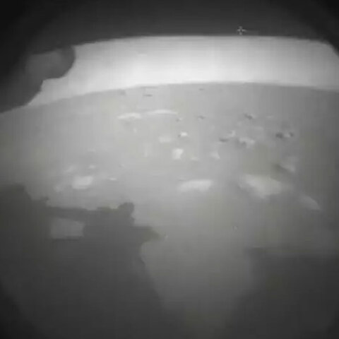 «Perseverance»: Η πρώτη φωτογραφία που έστειλε το διαστημικό ρόβερ από την επιφάνεια του «Κόκκινου Πλανήτη»