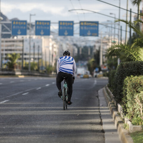 Αττική - Lockdown: Ποδηλάτης ανεβαίνει την άδεια λεωφόρο Συγγρού - 741 νέα κρούσματα κορωνοϊού το τελευταίο 24ωρο στον νομό | 19.02.2021