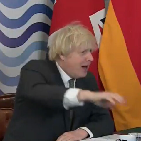 Σύνοδος G7: Ο Μπόρις Τζόνσον ενημέρωνει την Άνγκελα Μέρκελ ότι δεν έχει βάλει mute και ακούγεται στην τηλεδιάσκεψη