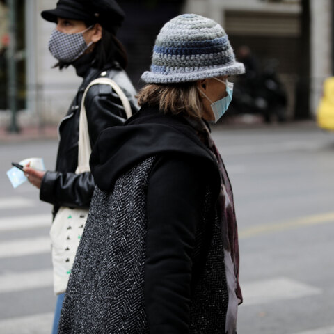 Γυναίκες με μάσκα για τον κορωνοϊό στην Αττική - Παρατείνεται το σκληρό lockdown μέχρι τις 28 Φεβρουαρίου 2021