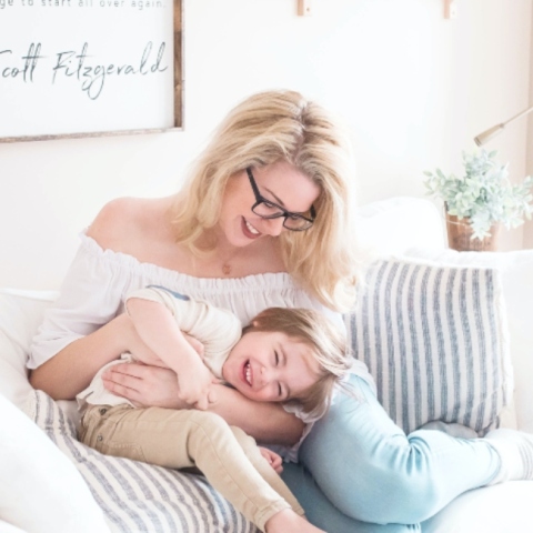 Μαμά και παιδί παίζουν στον καναπέ