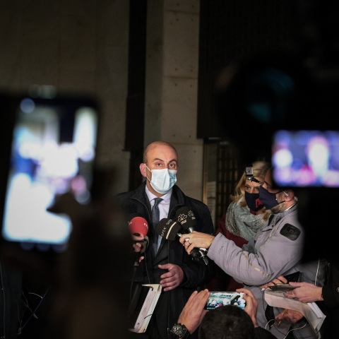 Υπόθεση Δημήτρη Λιγνάδη: Σε δηλώσεις προχώρησε έξω από τη ΓΑΔΑ ο δικηγόρος του συλληφθέντα ηθοποιού – σκηνοθέτη, Νίκος Γεωργουλέας