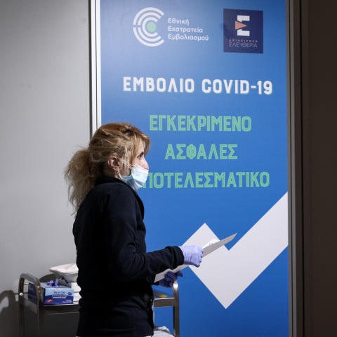 Στη μείωση κρουσμάτων κορωνοϊού στις ηλικίες που εμβολιάστηκαν αναφέρθηκε ο πρύτανης του ΕΚΠΑ, Θάνος Δημόπουλος – αισιοδοξία για τα επιδημιολογικά δεδομένα