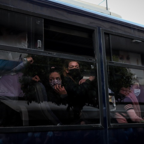 Αστυνομικές δυνάμεις προχώρησαν σε δεκάδες προσαγωγές μετά από παρέμβαση ομάδας αγνώστων υπέρ του Δημήτρη Κουφοντίνα