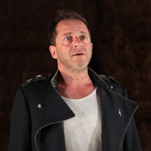 Υπόθεση Δημήτρη Λιγνάδη: Προσέγγιζε ανήλικους πρόσφυγες από ΜΚΟ στο σπίτι του με πρόσχημα τα μαθήματα θεάτρου, σύμφωνα με ρεπορτάζ του MEGA