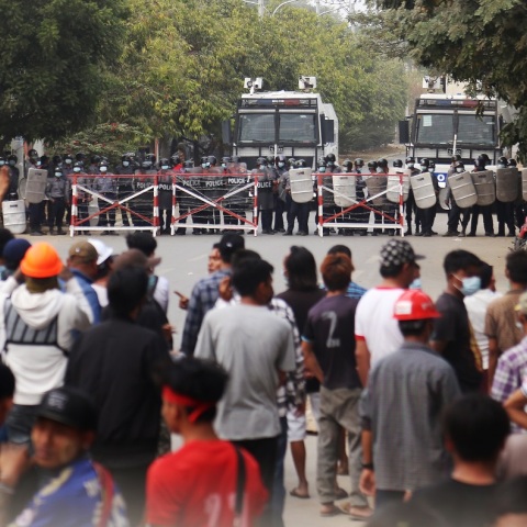 Κλιμακώνεται η βία στη Μιανμάρ μετά το πραξικόπημα: Η αστυνομία άνοιξε πυρ κατά διαδηλωτών – Νεκρός ανήλικος με σφαίρα στο κεφάλι