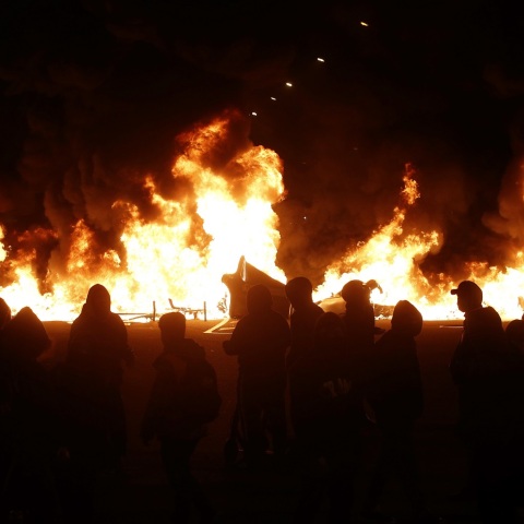 Σκηνικό «πολέμου» στην Ισπανία για τη φυλάκιση του καταλανού ράπερ Πάμπλο Χασέλ, με συγκρούσεις και συλλήψεις διαδηλωτών