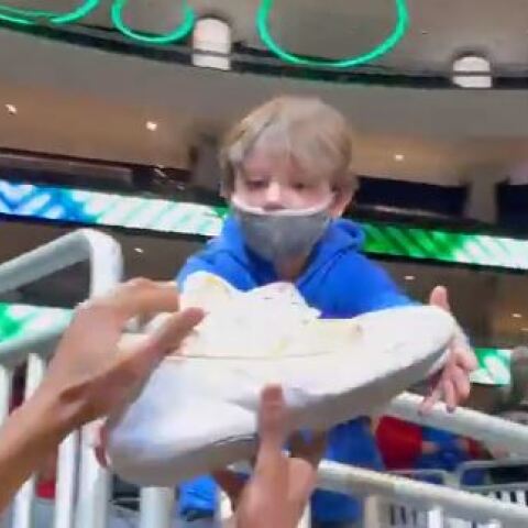 O Γιάννης Αντετοκούνμπο χάρισε τα παπούτσια του σε ένα παιδί 