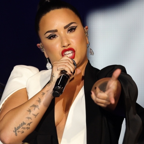 Η Ντέμι Λοβάτο κατά τη διάρκεια συναυλίας