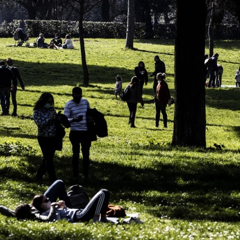 Πολίτες κάνουν βόλτα φορώντας μάσκα στην Ιταλία