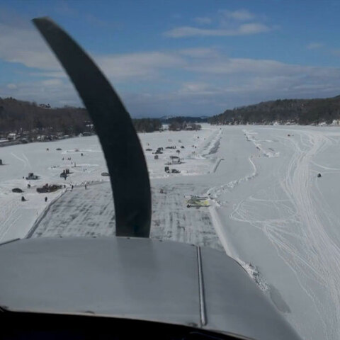 Νιου Χάμσαϊρ: Αεροσκάφος ετοιμάζεται να προσγειωθεί σε παγωμένη λίμνη