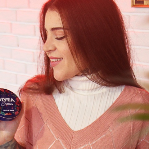 Η tattoo artist Roza Salim με τη νέα limited συσκευασία Nivea Crème που σχεδίασε