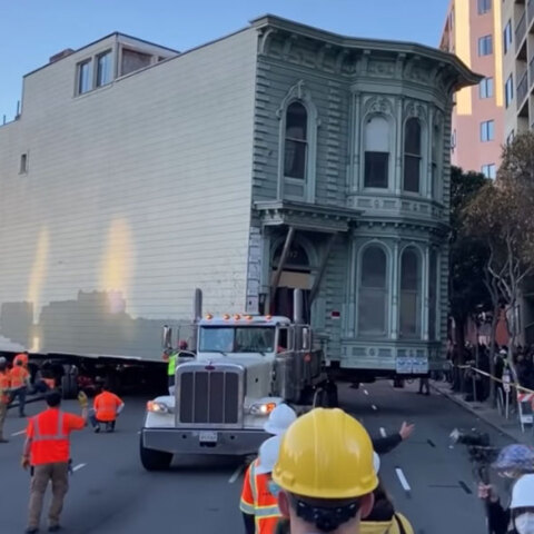 Σαν Φρανσίσκο: Βικτοριανή κατοικία, ηλικίας 139 ετών, μεταφέρθηκε με φορτηγό 7 τετράγωνα πιο πέρα για να μην κατεδαφιστεί