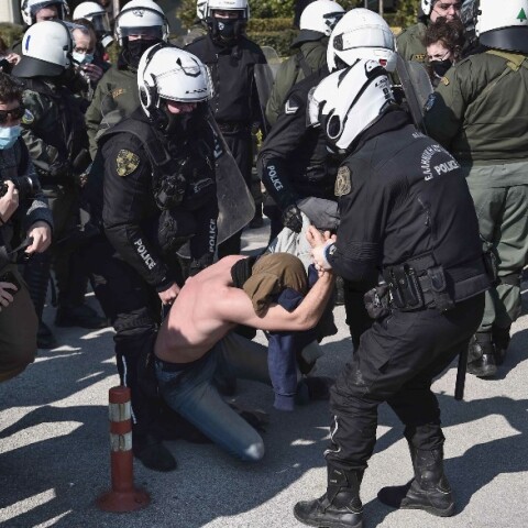 Αστυνομικές δυνάμεις συλλαμβάνουν διαδηλωτή στη Θεσσαλονίκη