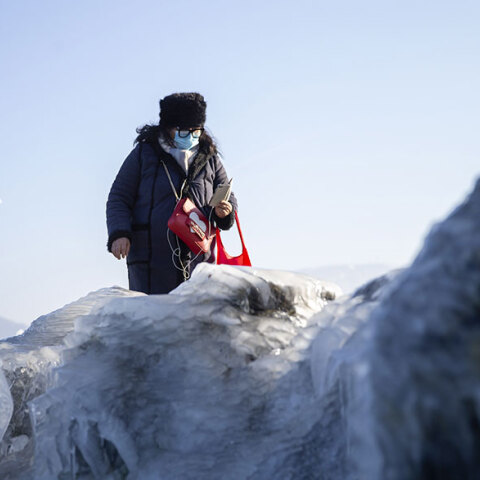 Ελβετία: Γυναίκα με μάσκα για τον κορωνοϊό