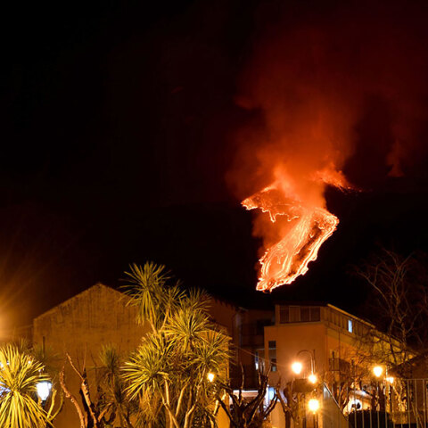 Αίτνα: «Ποτάμι» λάβας κατεβαίνει την πλαγιά στο πιο ενεργό ηφαίστειο στην Ευρώπη