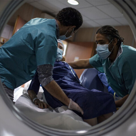 Κορωνοϊός στην Ευρώπη - Υγειονομικοί φροντίζουν ηλικιωμένο άτομο θετικό στην Covid-19