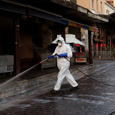 Απολύμανση στο κέντρο της Αθήνας για κορωνοϊό
