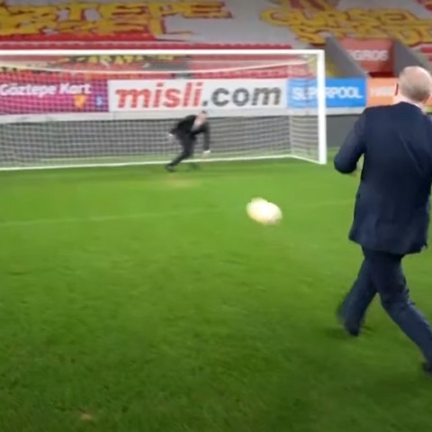 Ο Τούρκος πρόεδρος, Ρετζέπ Ταγίπ Ερντογάν, εκτελεί πέναλτι 