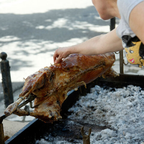 Ψήσιμο οβελία - Ελπίδα Κοτανίδου ότι φέτος το Πάσχα οι πολίτες θα το περάσουν στο χωριό