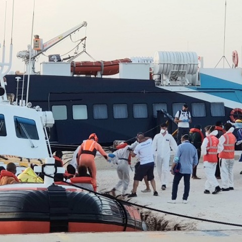 Σκάφος μεταφέρει πρόσφυγες στη στεριά στην Ιταλία