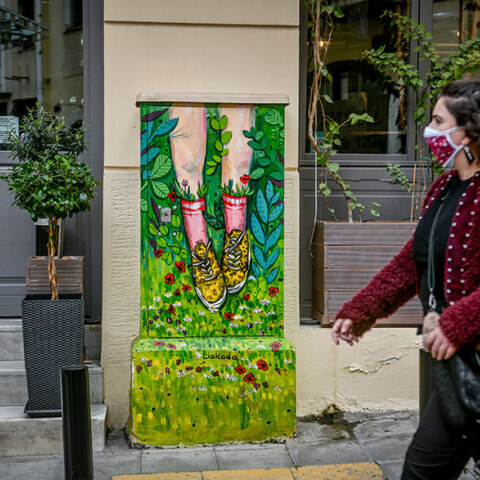 Αττική - Κορωνοϊός: Κοπέλα με μάσκα περνά μπροστά από κατάστημα στο κέντρο της Αθήνας, ενώ βρίσκεται σε ισχύ το σκληρό τοπικό lockdown