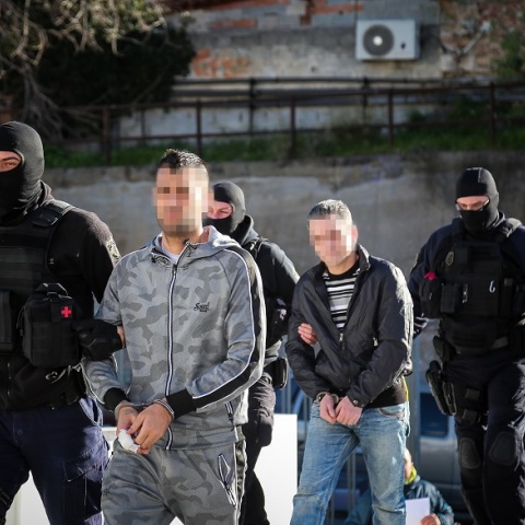 Οι δράστες της δολοφονίας Ζαφειρόπουλου κατά την άφιξή τους στο δικαστήριο (φωτογραφία αρχείου)