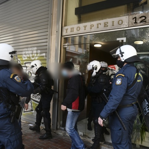 Στιγμιότυπο από τις προσαγωγές για την κατάληψη στο Υπουργείο Πολιτισμού