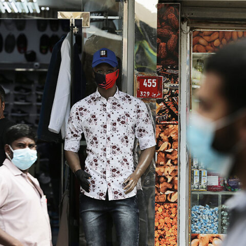 Κορωνοϊός στο Μπαχρέιν: Μάσκα έχει τοποθετηθεί σε κούκλα στην πρόσοψη καταστήματος στην πρωτεύουσα Μανάμα