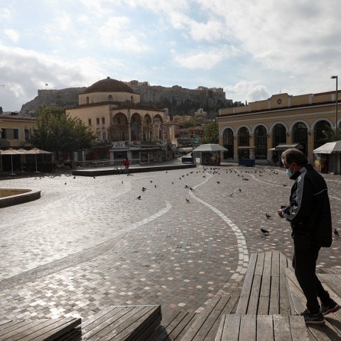 Στιγμιότυπο από το lockdown στην Αθήνα - Άδεια η πλατεία Μοναστηρακίου