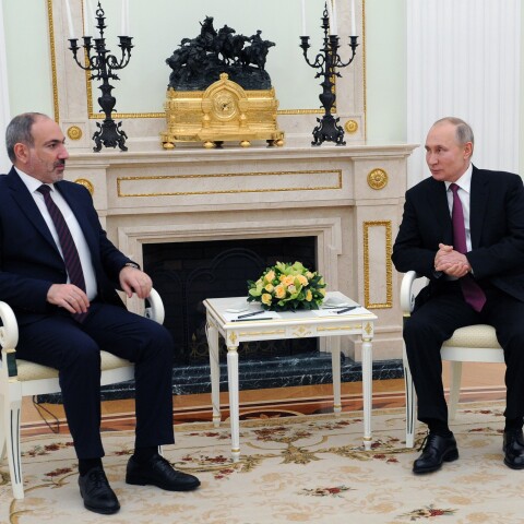 Nικόλ Πασινιάν και Βλαντιμίρ Πουτιν