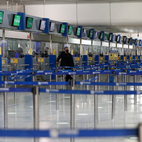 Διεθνές Αεροδρόμιο «Ελευθέριος Βενιζέλος» - Ταξιδιώτης με μάσκα για τον κορωνοϊό