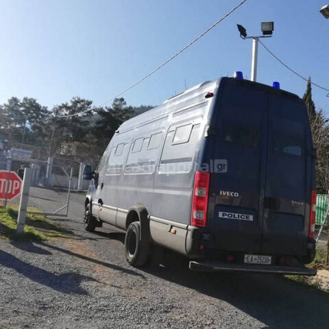 Δημήτρης Λιγνάδης: Το βαν του Μεταγωγών που μεταφέρει τον σκηνοθέτη και ηθοποιό, έφθασε στις φυλακές Τρίπολης