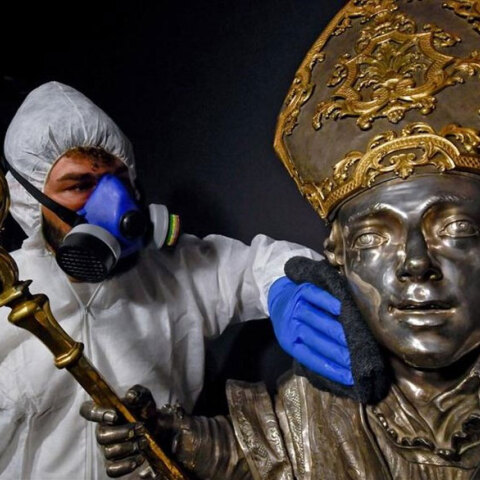 Κορωνοϊός στην Ιταλία: Μέλος συνεργείου με προστατευτική στολή καθαρίζει έκθεμα σε μουσείο στη Νάπολι