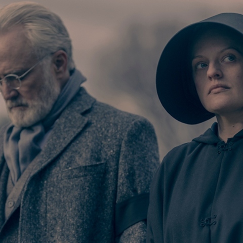 Μπράντλεϊ Γουίτφορντ και Ελίζαμπεθ Μος στο «The Handmaid's Tale»