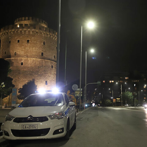 Περιπολικό μπροστά στον Λευκό Πύργο στη Θεσσαλονίκη (ΦΩΤΟ ΑΡΧΕΙΟΥ)