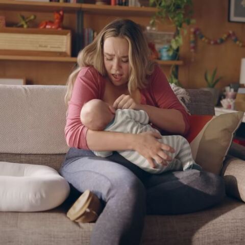 Στιγμιότυπο από το διαφημιστικό σποτ της Frida Mom