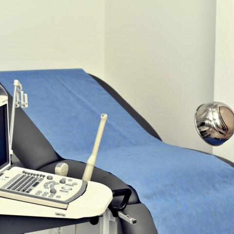 Ένας 49χρονος μαιευτήρας καταδικάστηκε χθες σε ποινή κάθειρξης 12 ετών από το ποινικό δικαστήριο του Ερό στην νότια Γαλλία