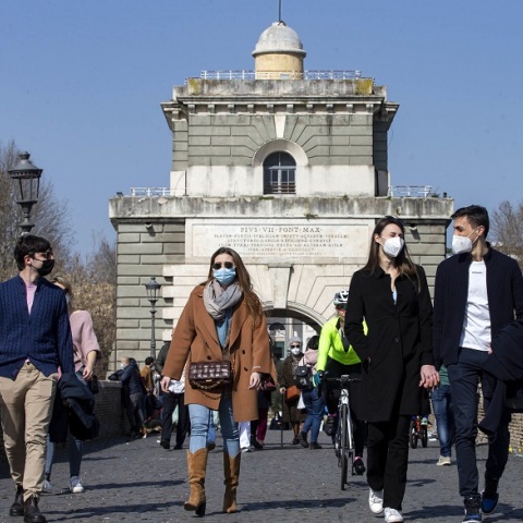 Πολίτες με μάσκες σε δρόμο της Ιταλίας