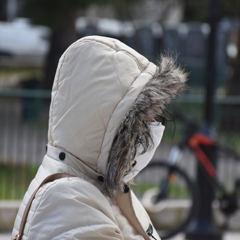 Γυναίκα με μάσκα και κουκούλα 