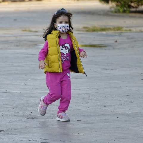 Παιδί με μάσκα