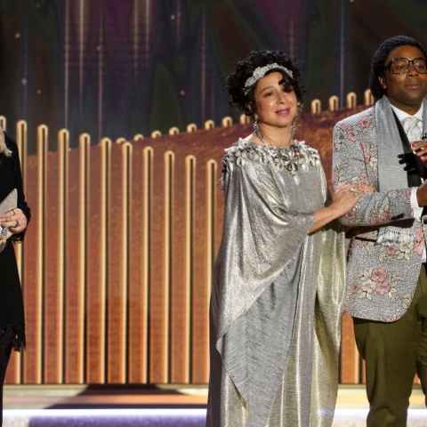 Από αριστερά: Εϊμι Πόλερ, Μάγια Ρούντολφ και Κίναν Τόμσον στις Χρυσές Σφαίρες 2021