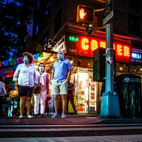 Πολίτες με μάσκες στη Νέα Υόρκη