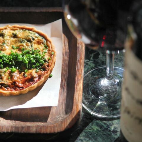 Τάρτα σπανάκι με φρέσκα μυρώνια, καπνιστή πανσέτα και κασέρι Ξάνθης