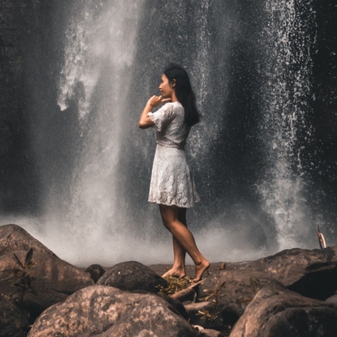 Κοπέλα σε καταρράκτες