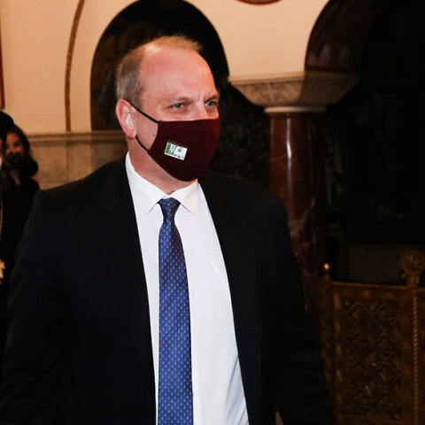 Ο Γιάννης Οικονόμου, υφυπουργός Αγροτικής Ανάπτυξης και Τροφίμων με μάσκα για τον κορωνοϊό